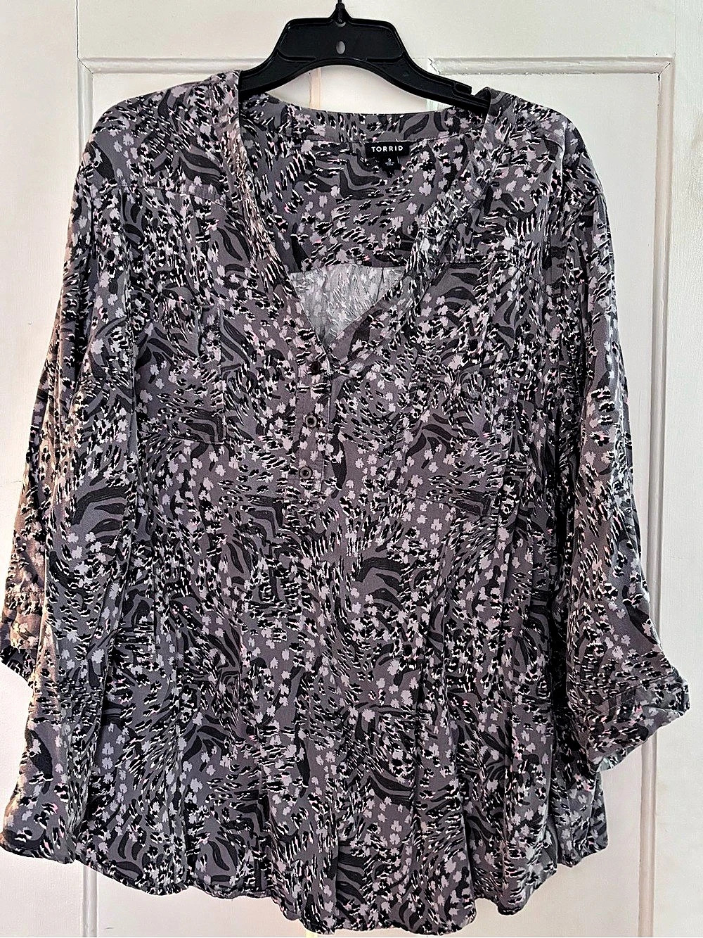 TORRID Abstract Print Blouse in Gray & Pink Like New